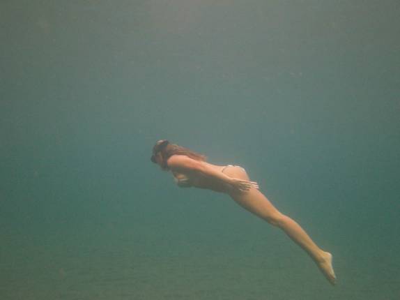 Fazendo snorkel nas águas azul-transparentes de St. Pierre, no norte de Martinica